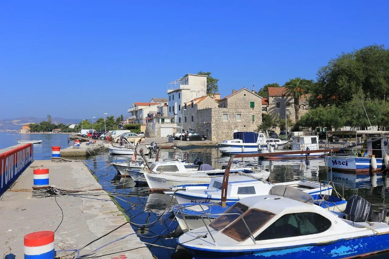 Apartments With A Parking Space Kastel Kambelovac, Kastela - 20998 0*,  Croatia